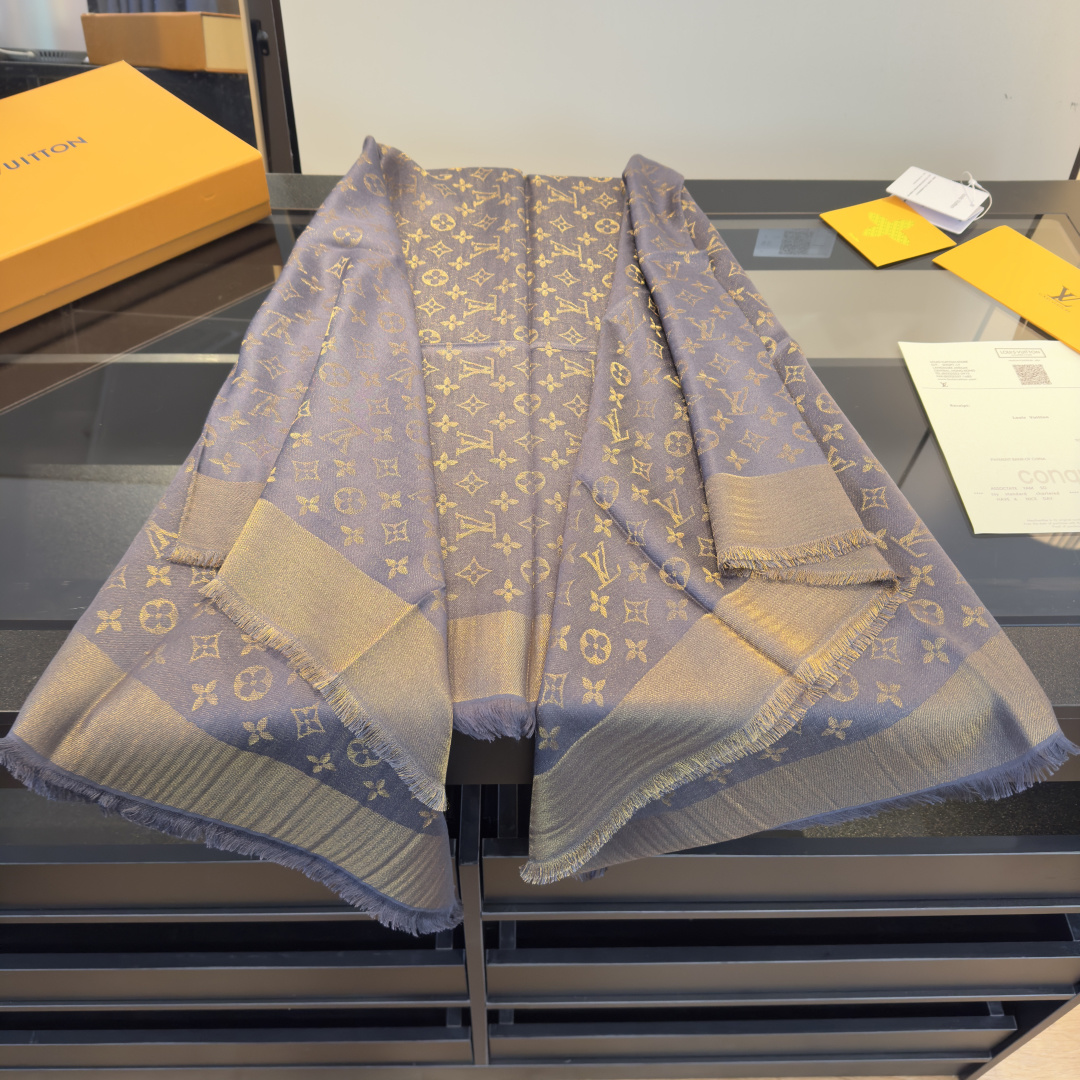 Louis Vuitton Shine 披肩臻选染色丝线与柔软的卢勒克斯金属丝 以奢华浪漫的提花织纹演绎 Monogram 图案
