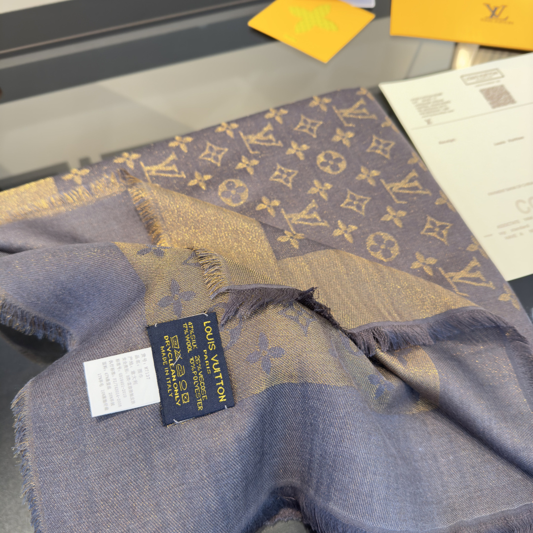 Louis Vuitton Shine 披肩臻选染色丝线与柔软的卢勒克斯金属丝 以奢华浪漫的提花织纹演绎 Monogram 图案