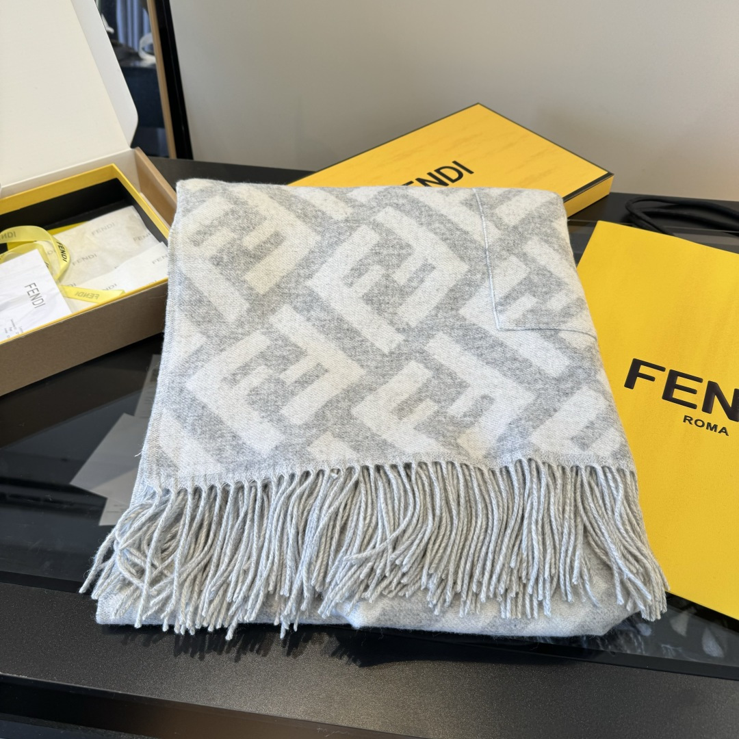 Fendi Fendi限量款连帽斗篷披肩重磅 纯羊绒打造 此款FF披风是Fendi芬迪秋冬限量新款 有连帽的设计