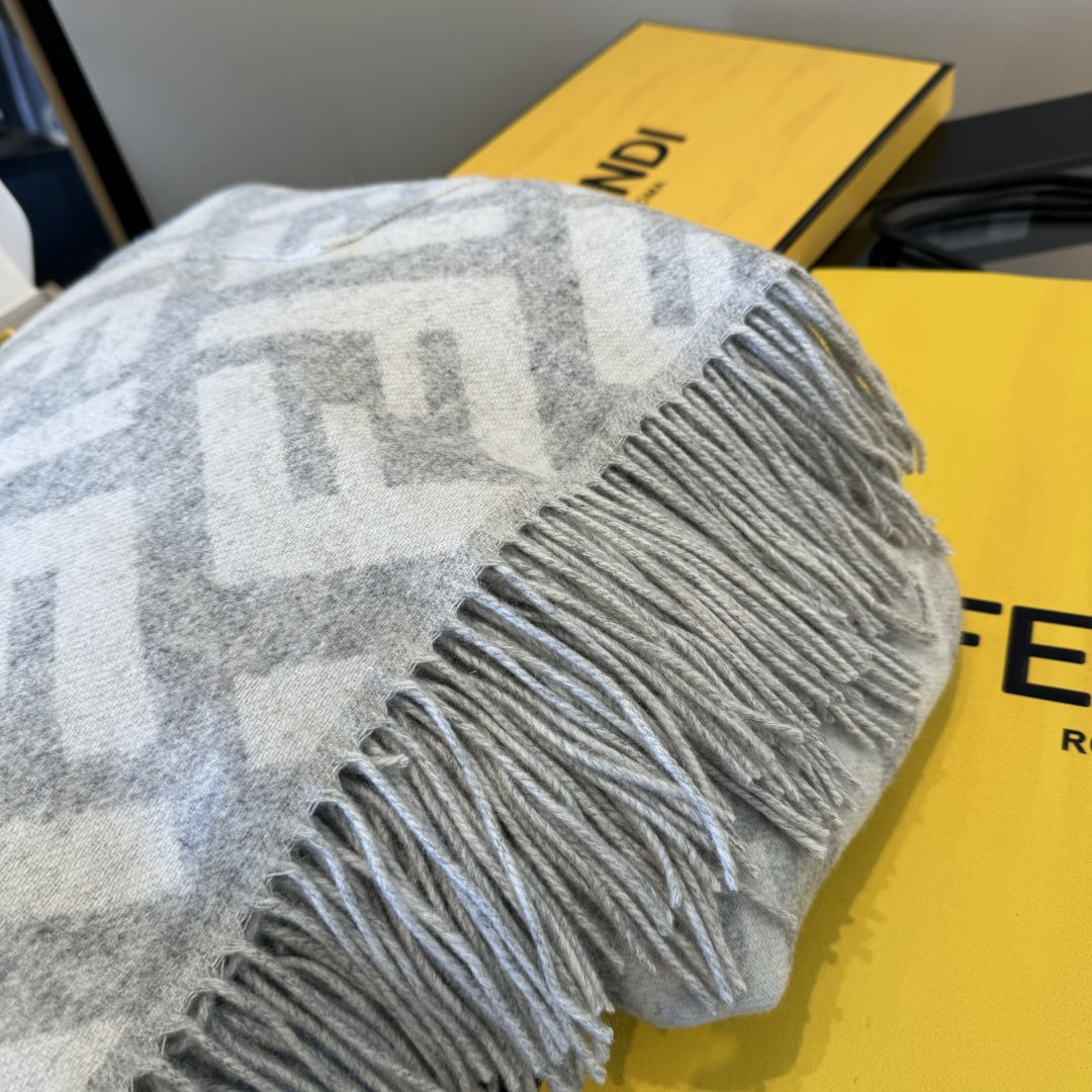 Fendi Fendi限量款连帽斗篷披肩重磅 纯羊绒打造 此款FF披风是Fendi芬迪秋冬限量新款 有连帽的设计