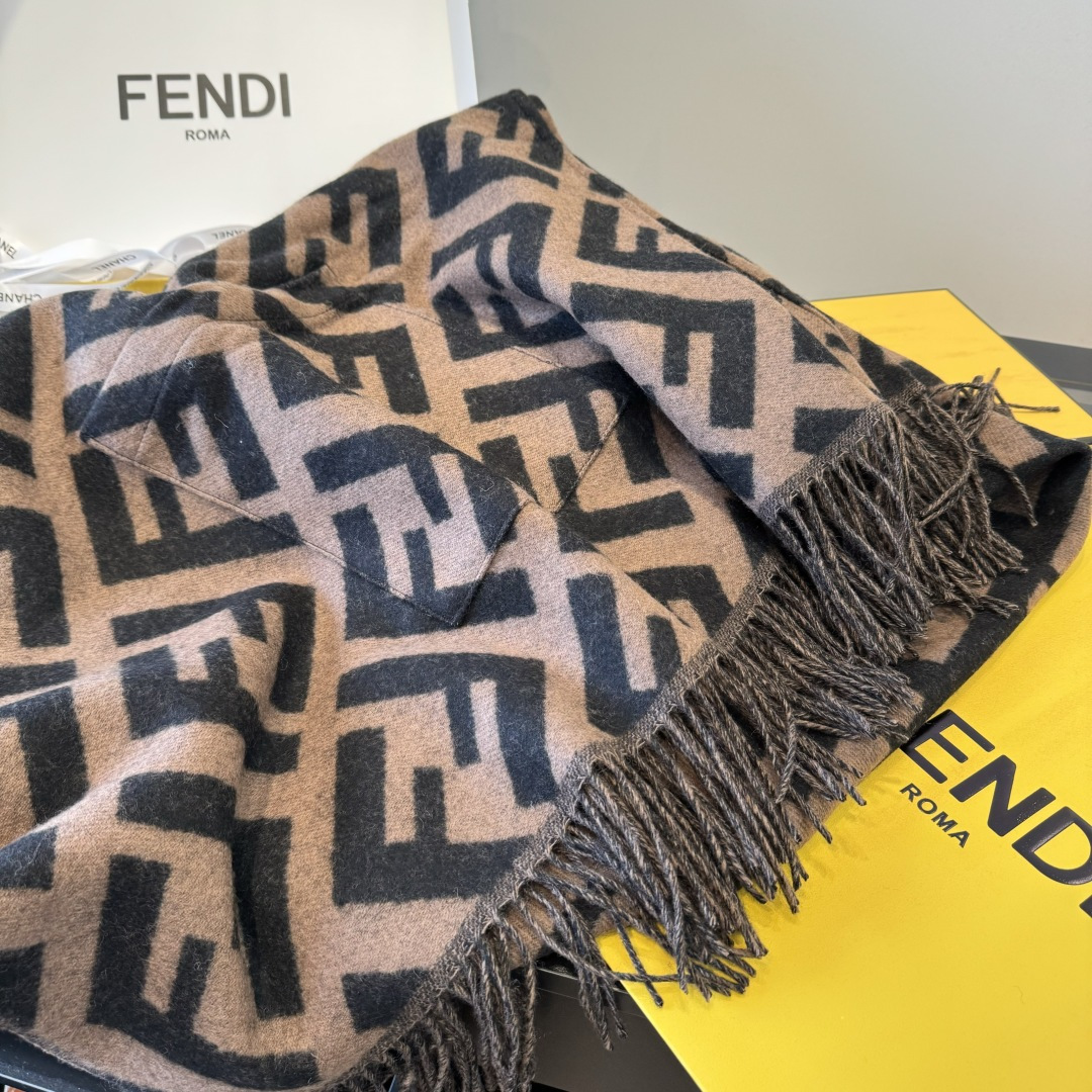 Fendi Fendi限量款连帽斗篷披肩重磅 纯羊绒打造 此款FF披风是Fendi芬迪秋冬限量新款 有连帽的设计