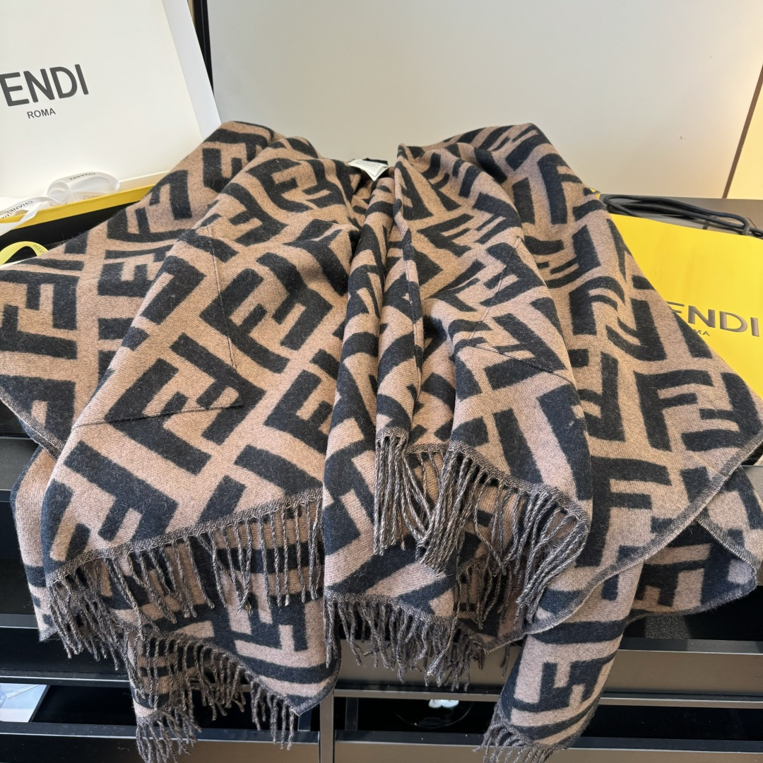 Fendi Fendi限量款连帽斗篷披肩重磅 纯羊绒打造 此款FF披风是Fendi芬迪秋冬限量新款 有连帽的设计