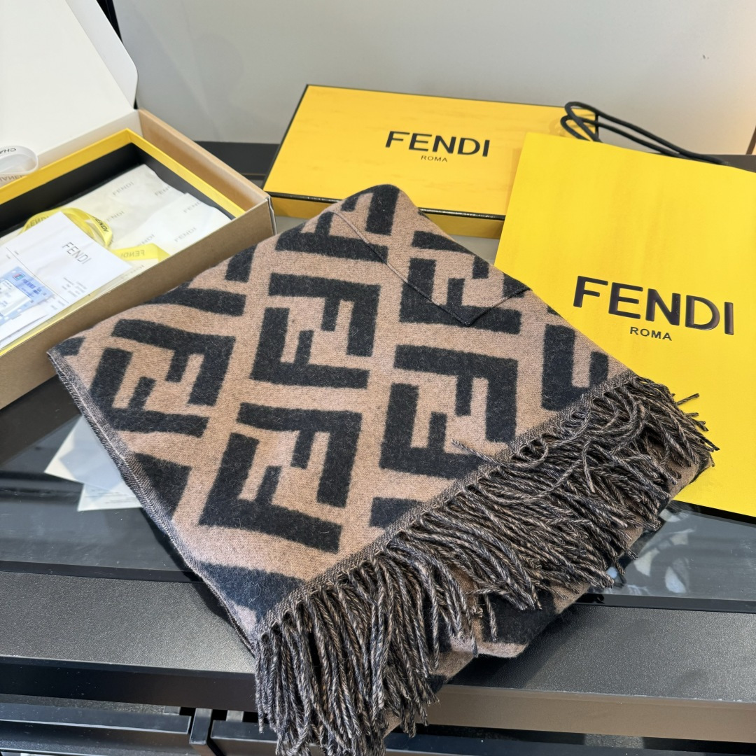 Fendi Fendi限量款连帽斗篷披肩重磅 纯羊绒打造 此款FF披风是Fendi芬迪秋冬限量新款 有连帽的设计