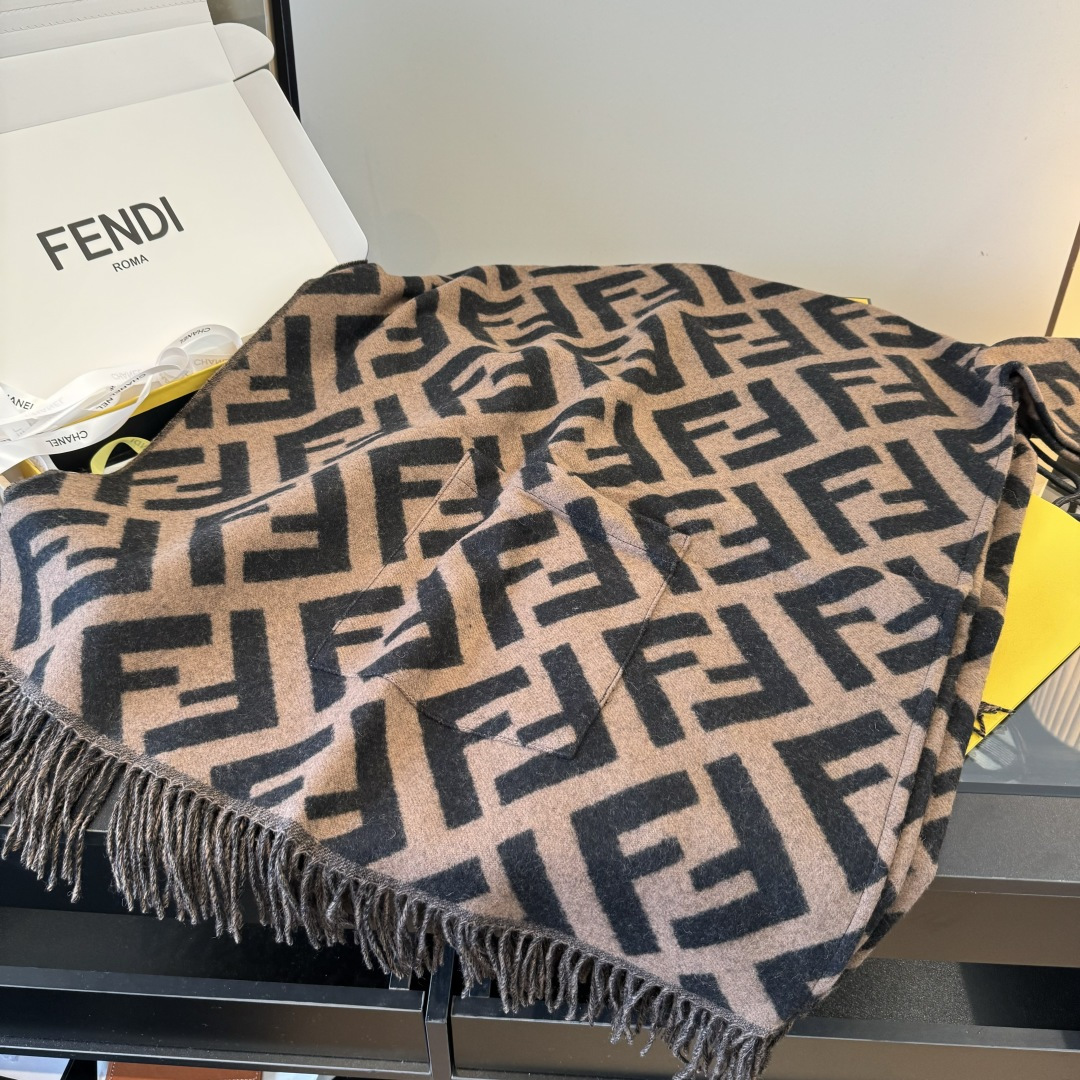Fendi Fendi限量款连帽斗篷披肩重磅 纯羊绒打造 此款FF披风是Fendi芬迪秋冬限量新款 有连帽的设计