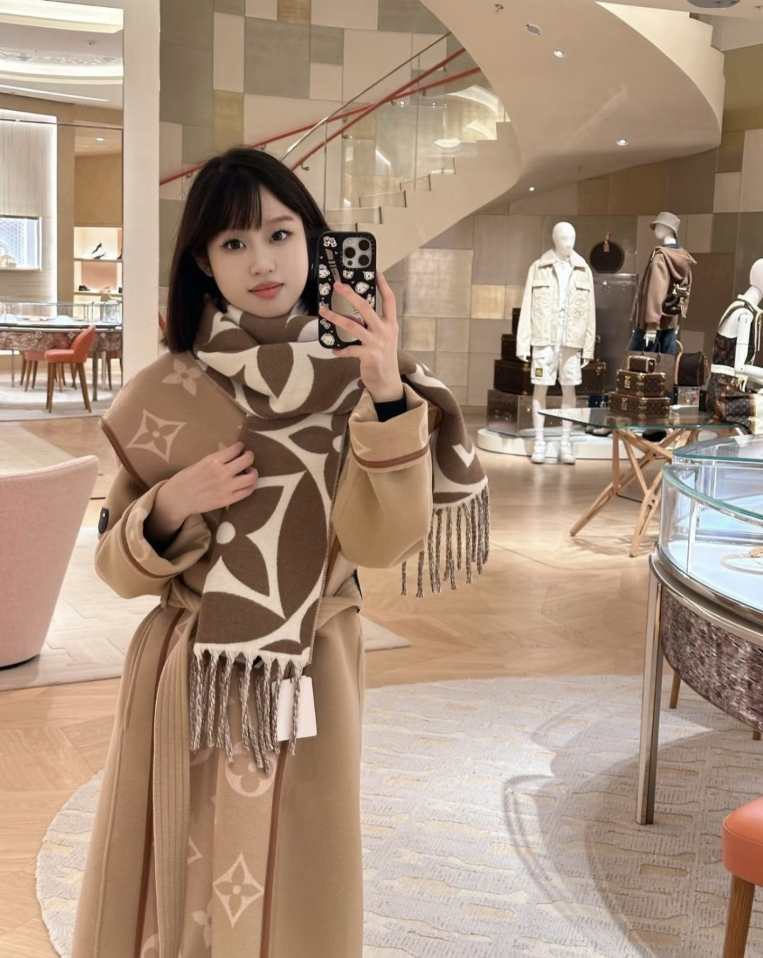 Louis Vuitton 今年热度最高的嫩粉拼白围巾本款LVEssential围巾聚焦大元素 以Monogram图案和路易威登标识宣示品牌底蕴