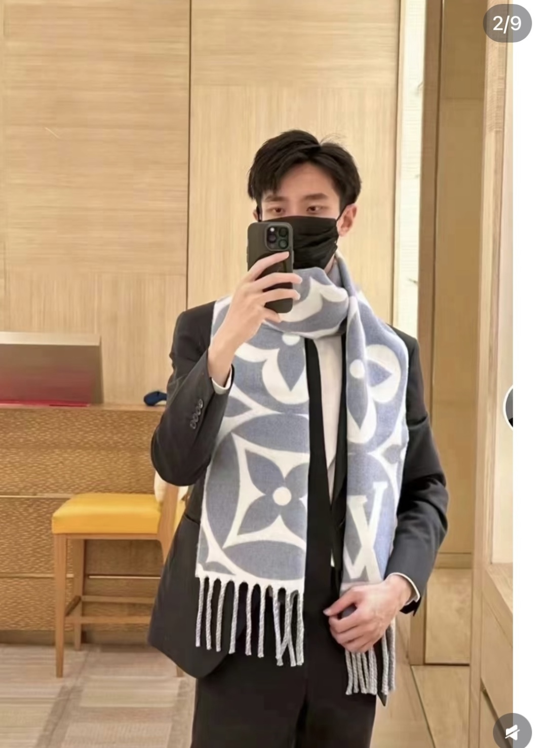 Louis Vuitton 今年热度最高的嫩粉拼白围巾本款LVEssential围巾聚焦大元素 以Monogram图案和路易威登标识宣示品牌底蕴