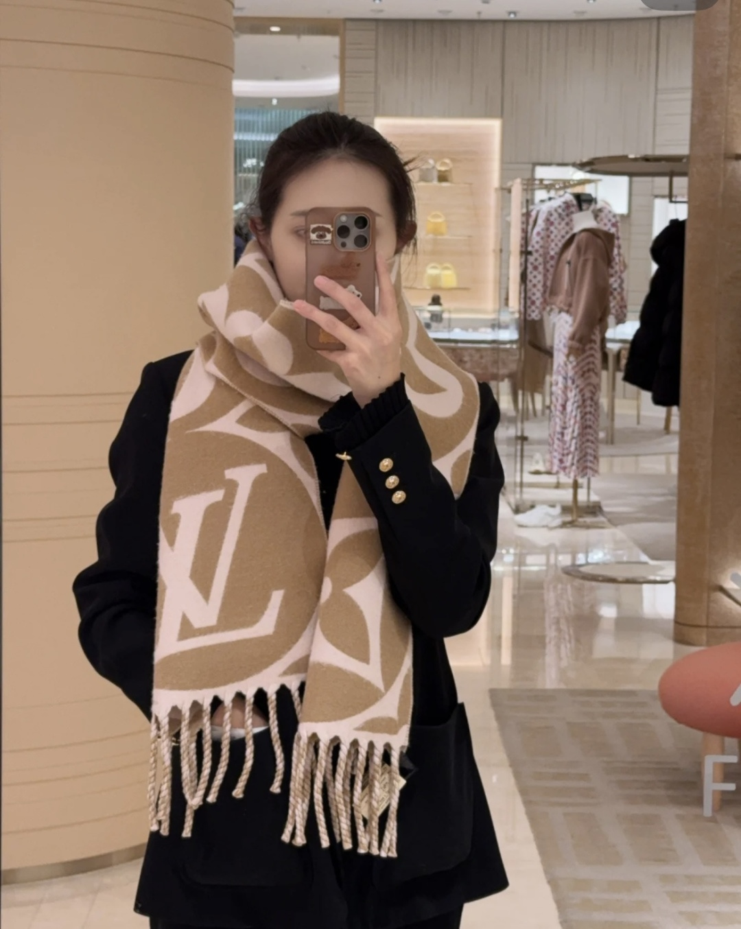 Louis Vuitton 今年热度最高的嫩粉拼白围巾本款LVEssential围巾聚焦大元素 以Monogram图案和路易威登标识宣示品牌底蕴