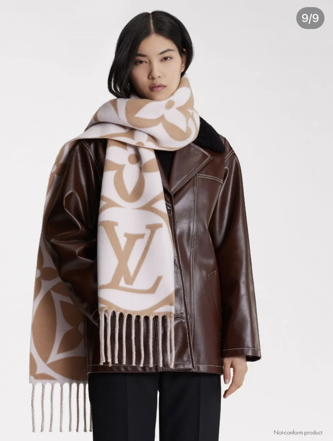 Louis Vuitton 今年热度最高的嫩粉拼白围巾本款LVEssential围巾聚焦大元素 以Monogram图案和路易威登标识宣示品牌底蕴