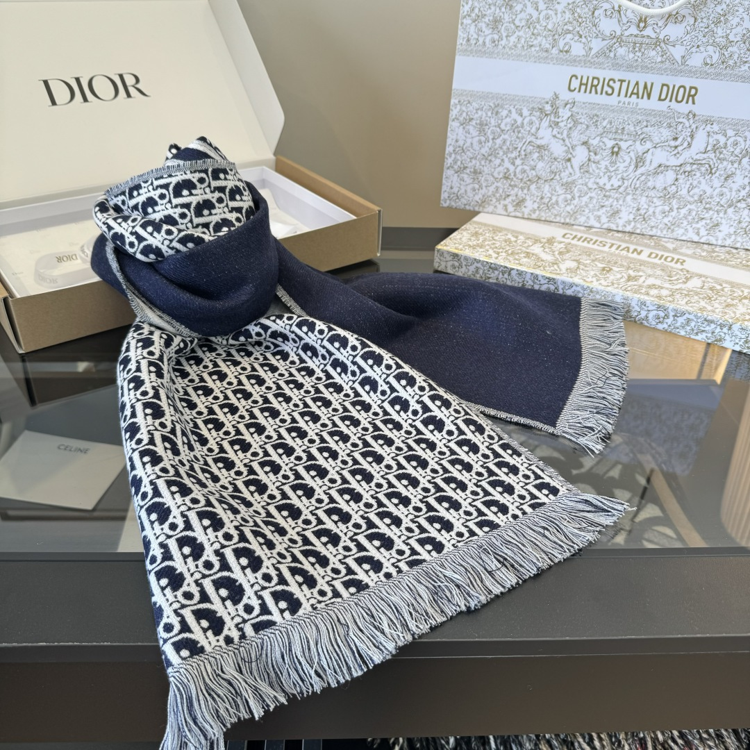 Dior Dior官网最新款双面围巾 男女士的福利 超温柔洋气的双面设计 感觉这个比以往的设计都更显年轻更显温柔更气质有木有 感觉她能与一万件上衣匹配在一起