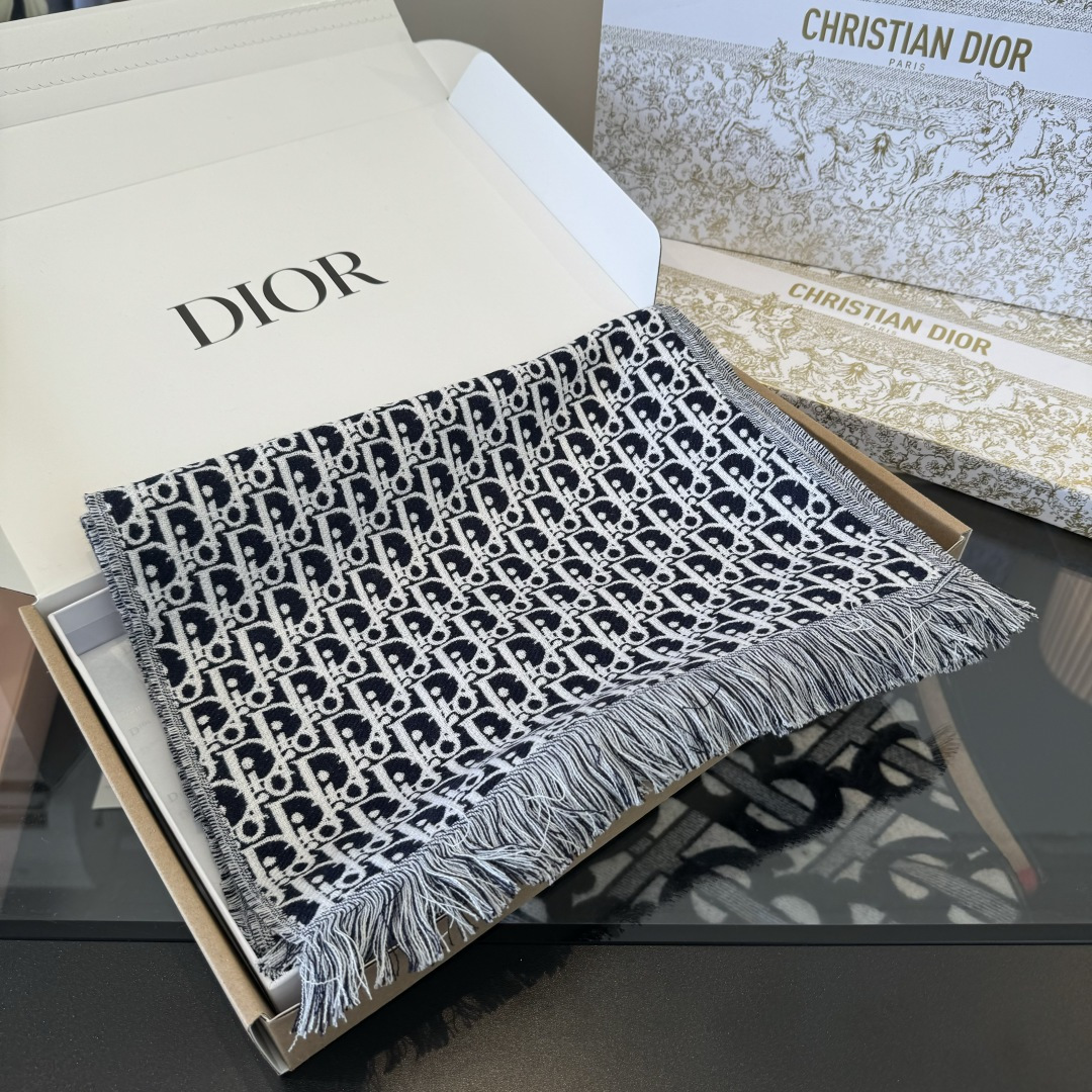 Dior Dior官网最新款双面围巾 男女士的福利 超温柔洋气的双面设计 感觉这个比以往的设计都更显年轻更显温柔更气质有木有 感觉她能与一万件上衣匹配在一起