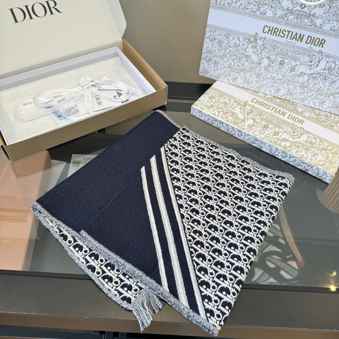 Dior Dior官网最新款双面围巾 男女士的福利 超温柔洋气的双面设计 感觉这个比以往的设计都更显年轻更显温柔更气质有木有 感觉她能与一万件上衣匹配在一起