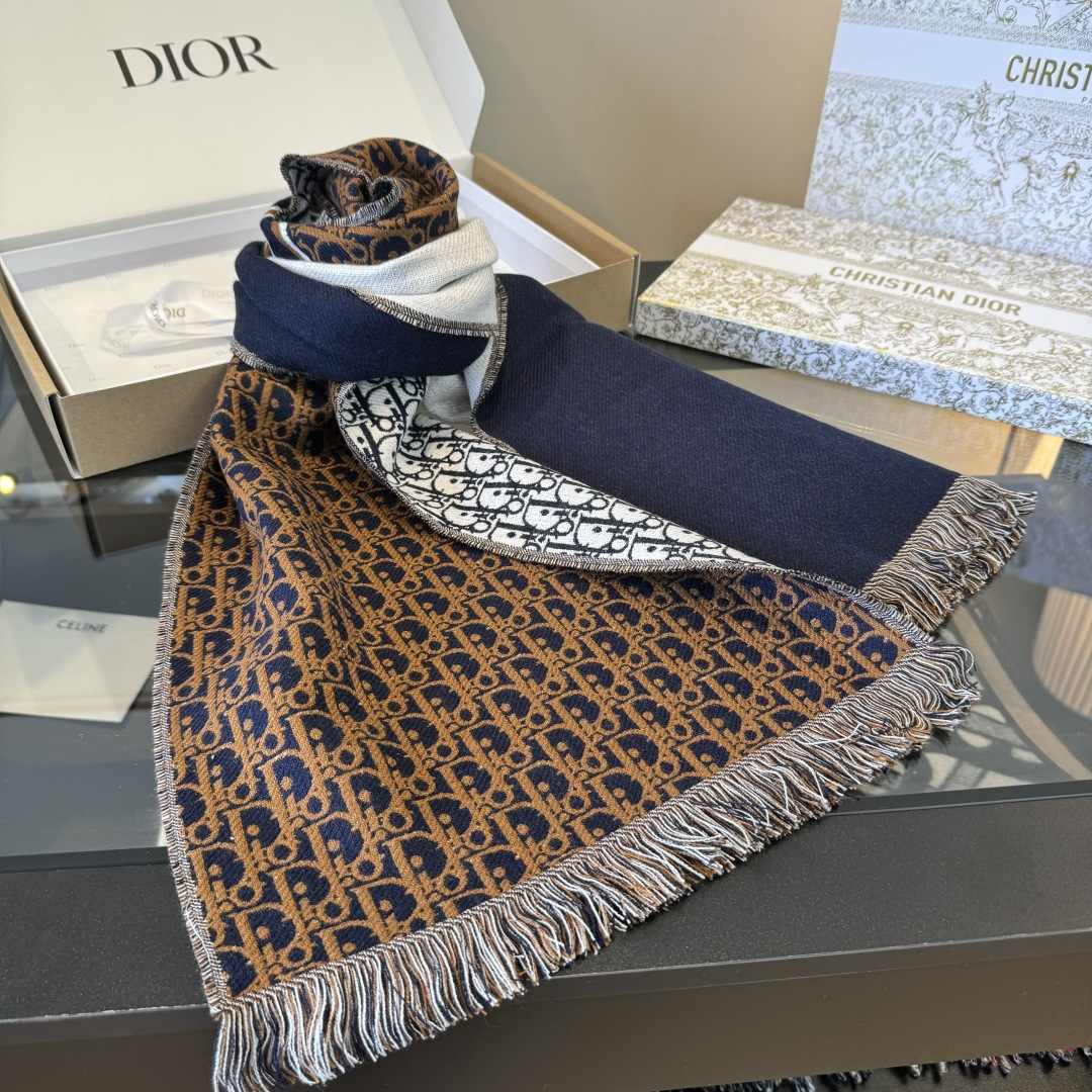 Dior Dior官网最新款双面围巾 男女士的福利 超温柔洋气的双面设计 感觉这个比以往的设计都更显年轻更显温柔更气质有木有 感觉她能与一万件上衣匹配在一起