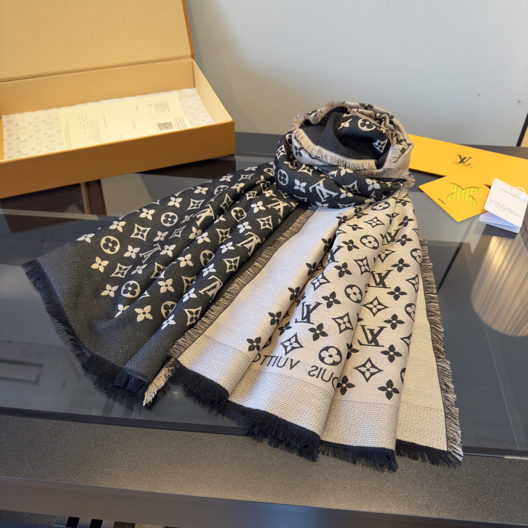 Louis Vuitton 对版质量 老花长巾~也是提升气质和品味的好单品 开售以来评价都非常好