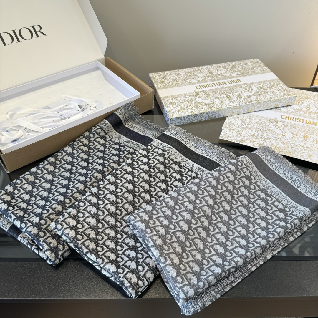Dior Dior迪奥方巾高段位 是的女人 旧花新演绎 实物有被惊艳到 今年秋冬新出的Cge提花披肩
