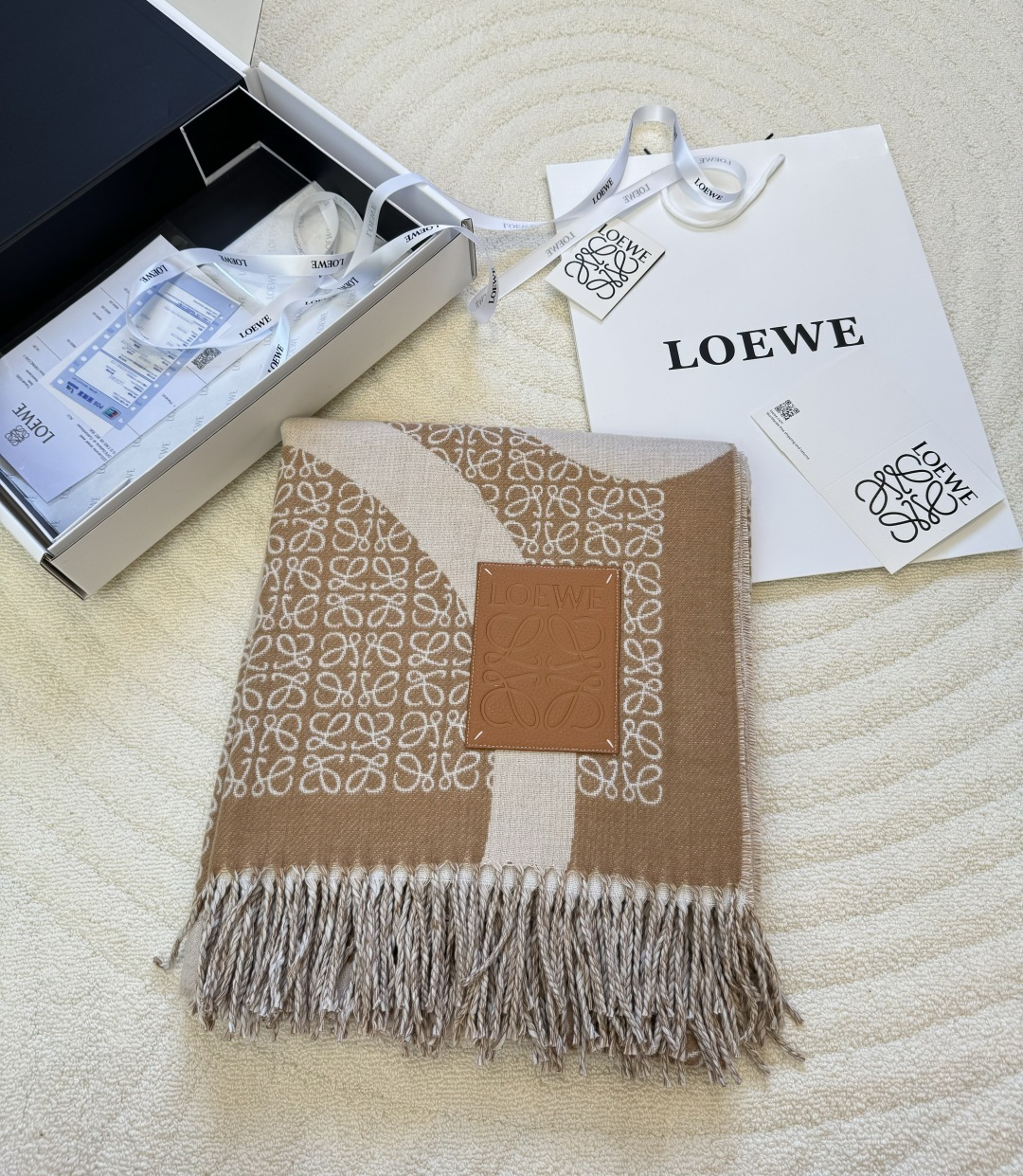 Loewe ＬＯＥＷＥ罗意威 对版品质 罗意威2024年最新款 Khaki Green奶茶驼双色羊毛提花毛毯披肩