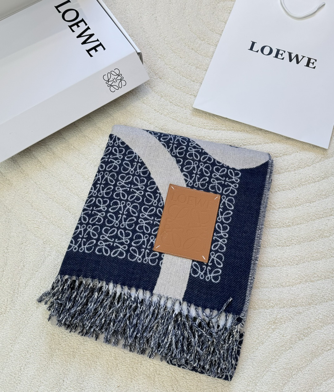 Loewe ＬＯＥＷＥ罗意威 对版品质 罗意威2024年最新款 Khaki Green奶茶驼双色羊毛提花毛毯披肩