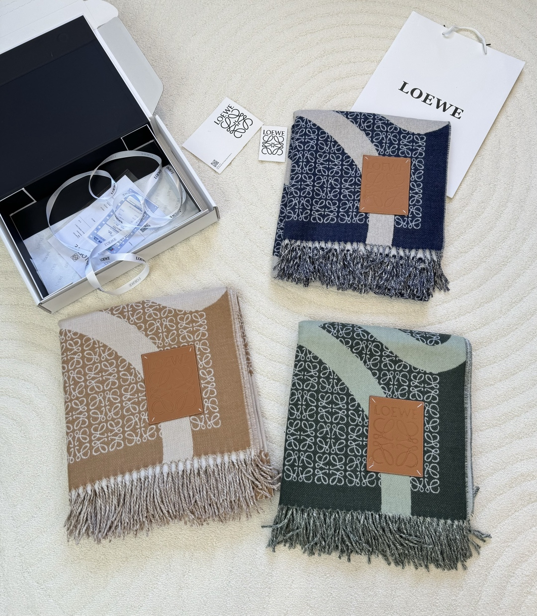 Loewe ＬＯＥＷＥ罗意威 对版品质 罗意威2024年最新款 Khaki Green奶茶驼双色羊毛提花毛毯披肩