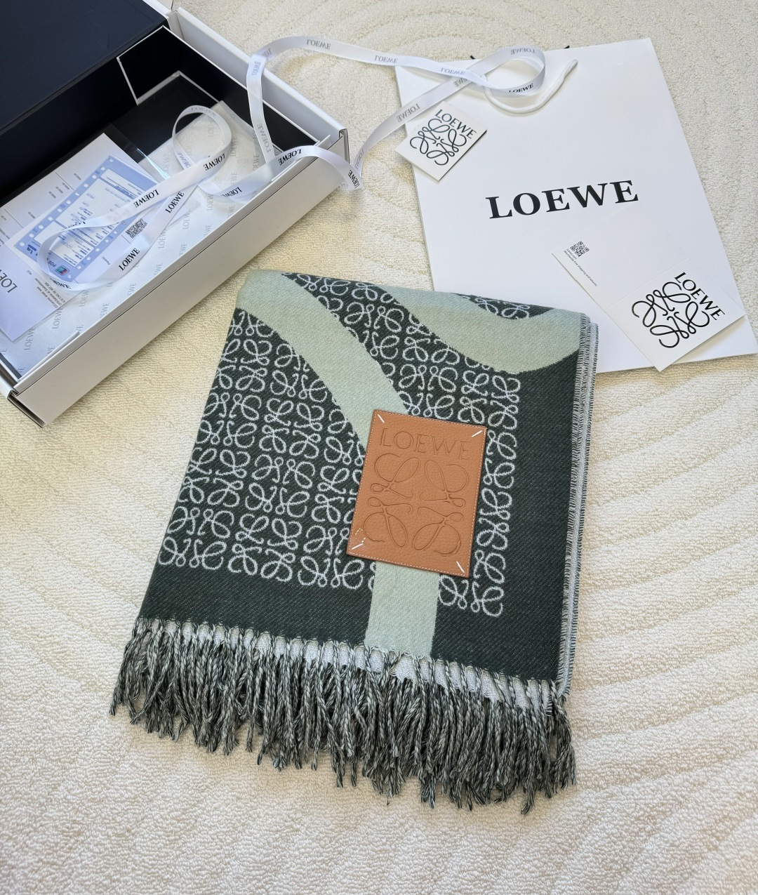 Loewe ＬＯＥＷＥ罗意威 对版品质 罗意威2024年最新款 Khaki Green奶茶驼双色羊毛提花毛毯披肩