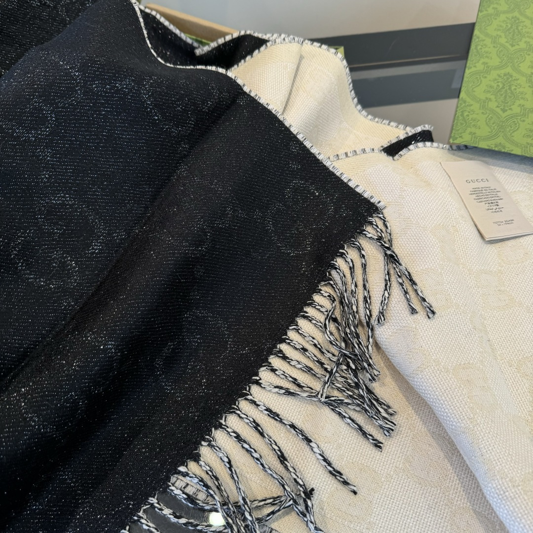 Gucci 牛 稳稳的“高段位” 全网 过冬 Gucci秋冬新款提花双面围巾 高端奢华 非常重工的双面老花设计