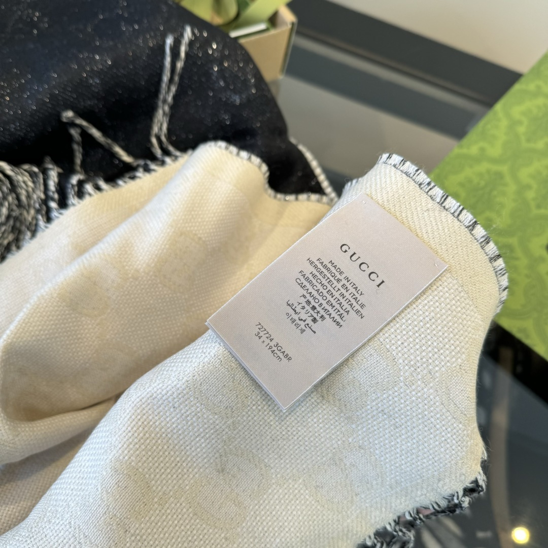 Gucci 牛 稳稳的“高段位” 全网 过冬 Gucci秋冬新款提花双面围巾 高端奢华 非常重工的双面老花设计