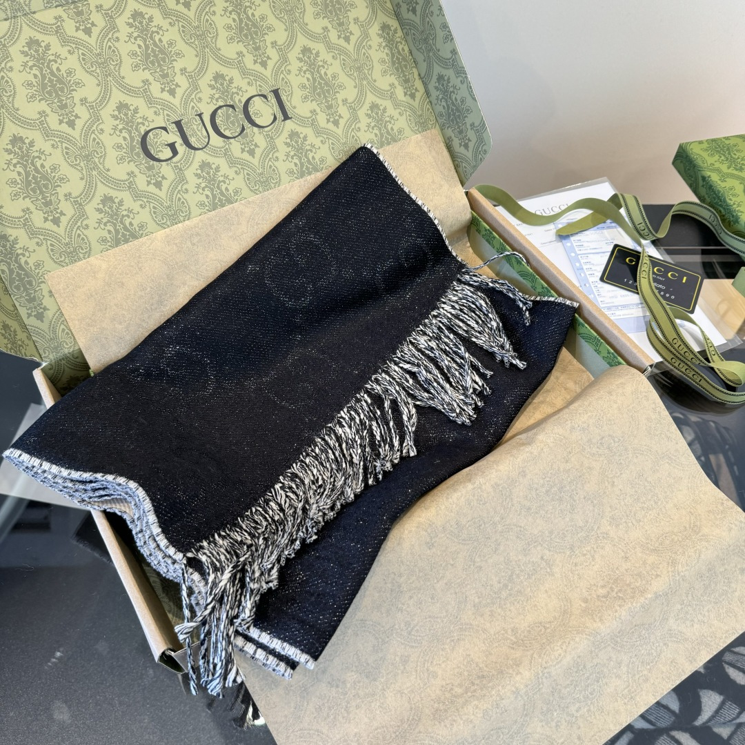 Gucci 牛 稳稳的“高段位” 全网 过冬 Gucci秋冬新款提花双面围巾 高端奢华 非常重工的双面老花设计