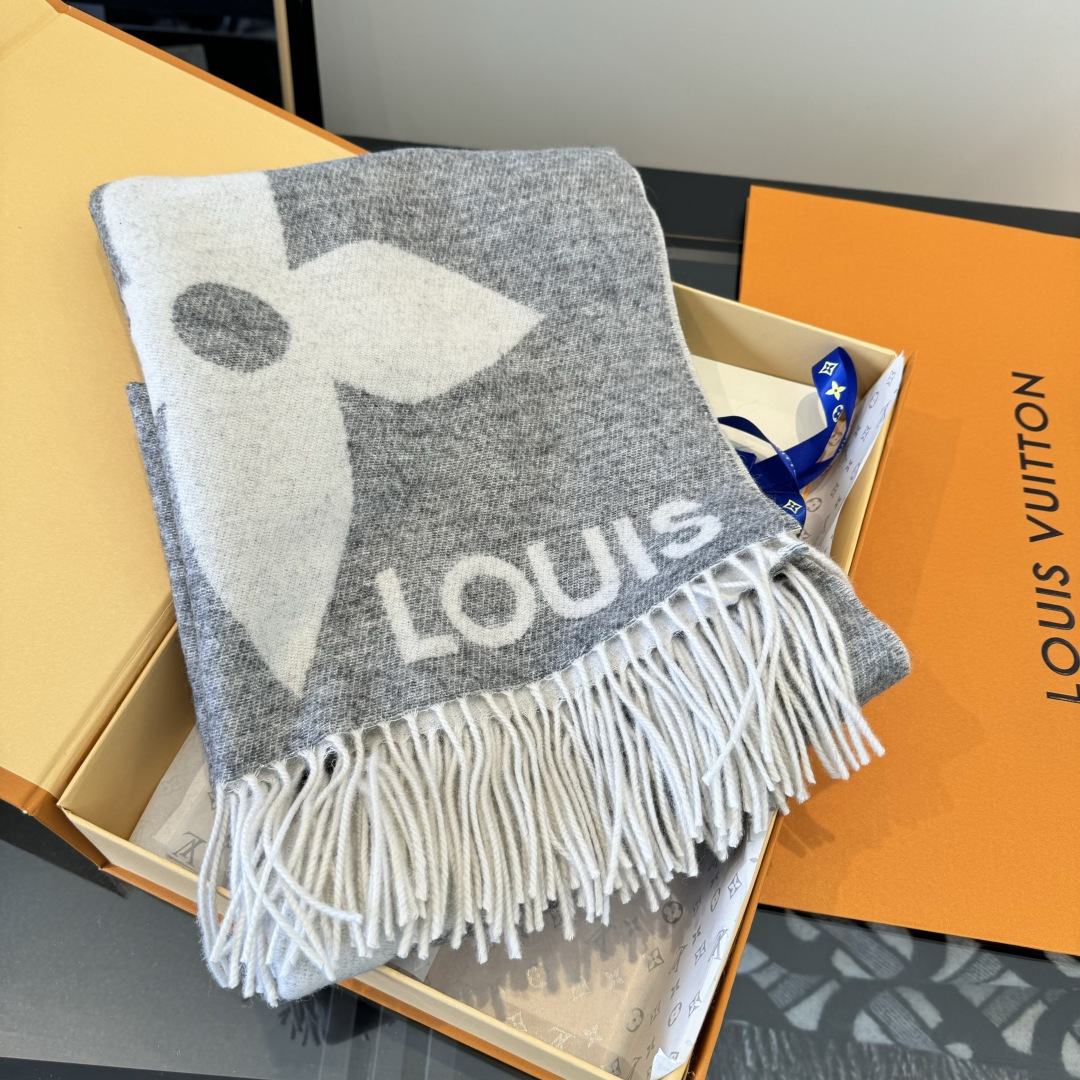 NO:586983,L Home. [New Silver Silk-Double-sided Large Flower Shawl Scarf] Recommended two-color design cashmere scarf  It feels very soft and waxy. One of these designs is equal to two. It is practical and fashionable. It is a must-have for autumn and winter. You can choose to wear it mainly in pink or gray according to your clothing. L's presbyopia is really magical~ It always makes people feel very good-looking, and black and gray are always the most versatile and timeless colors. All the big-name presbyopia series really only wear L scarves. The thickness is very warm and soft to the touch~ Our price is really more like a mother's!  When you get the real thing, you will definitely feel it is a great value. This large shawl is very popular this year ~ out of print in small quantities, you can understand it. Size 200*70cm (including beard) specifications. High version scarf, high version scarf, louis vuitton, shawls19860909L家.【新款银丝-双面大花披肩围巾】推荐双色设计羊绒围巾 手感非常软糯,这样的设计一条等于两条,实用又时髦秋冬必备,根据服饰选择粉色为主还是灰色为主的佩戴方式L的老花真的是有魔力吧~永远永远都让人觉得非常好看,而且黑灰色永远都是最百搭最永恒的配色所有大牌的老花系列真的只服L围巾厚度很保暖,手感柔软~我们这个价格真的比亲妈还亲妈！实物拿到手绝对觉得超值到家今年非常流行这样的大披肩~绝版少量,懂的入.尺寸200*70cm(含须)规格.高版本围巾,高版本围巾,louis vuitton,shawls,scarf