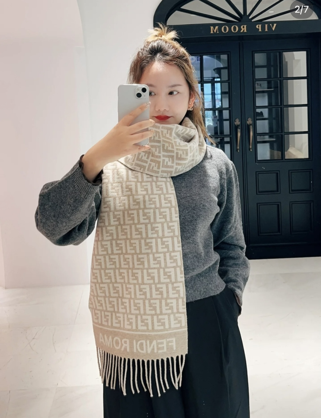 NO:586990,'FF letter scarf' Material: 80 wool, 20 cashmere, size 30*190cm, hard to buy in a cabinet, a must-have for the classic autumn and winter atmosphere, cashmere ten wool, not heavy but heavy, feels soft and warm, exclusive matching material and craftsmanship, super nice for Guan Li's own use, high version scarf, high version scarf19860909『FF字母围巾』 材质80羊毛 20羊绒 size30*190cm 柜巨难买 经典秋冬氛围必备 羊绒十羊毛 不厚重却有份量手感柔软保暖 独家对版材质工艺 关礼自用超 nice 高版本围巾,高版本围巾,scarf