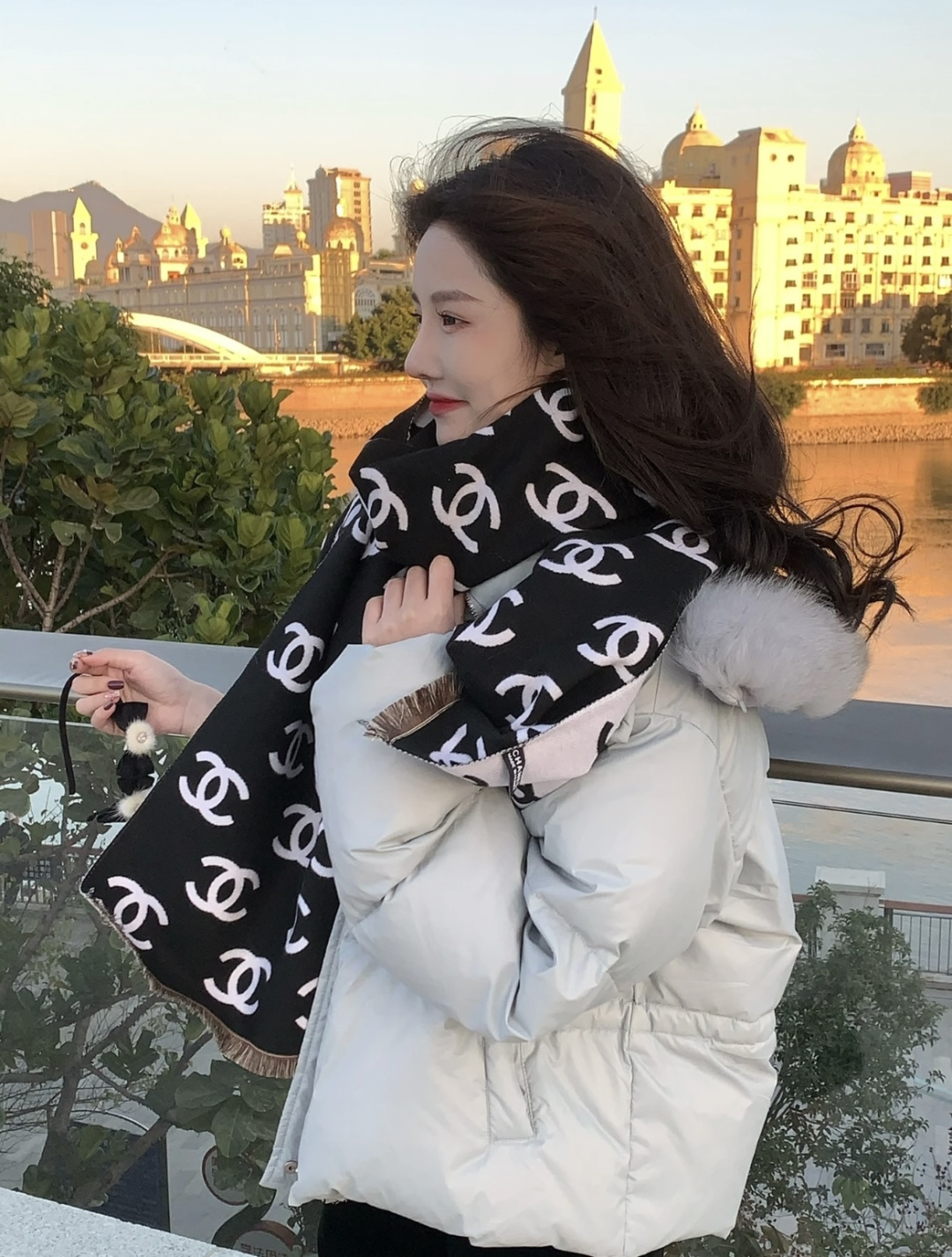 Chanel 香奈儿新款 黑色系色调真的无敌 了 不是俗气的漂白 就本色调 带点米的高级配色 让人爱不释手