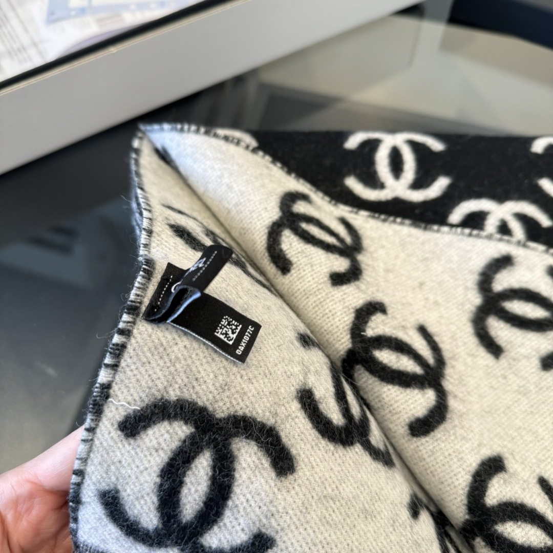 Chanel 香奈儿新款 黑色系色调真的无敌 了 不是俗气的漂白 就本色调 带点米的高级配色 让人爱不释手