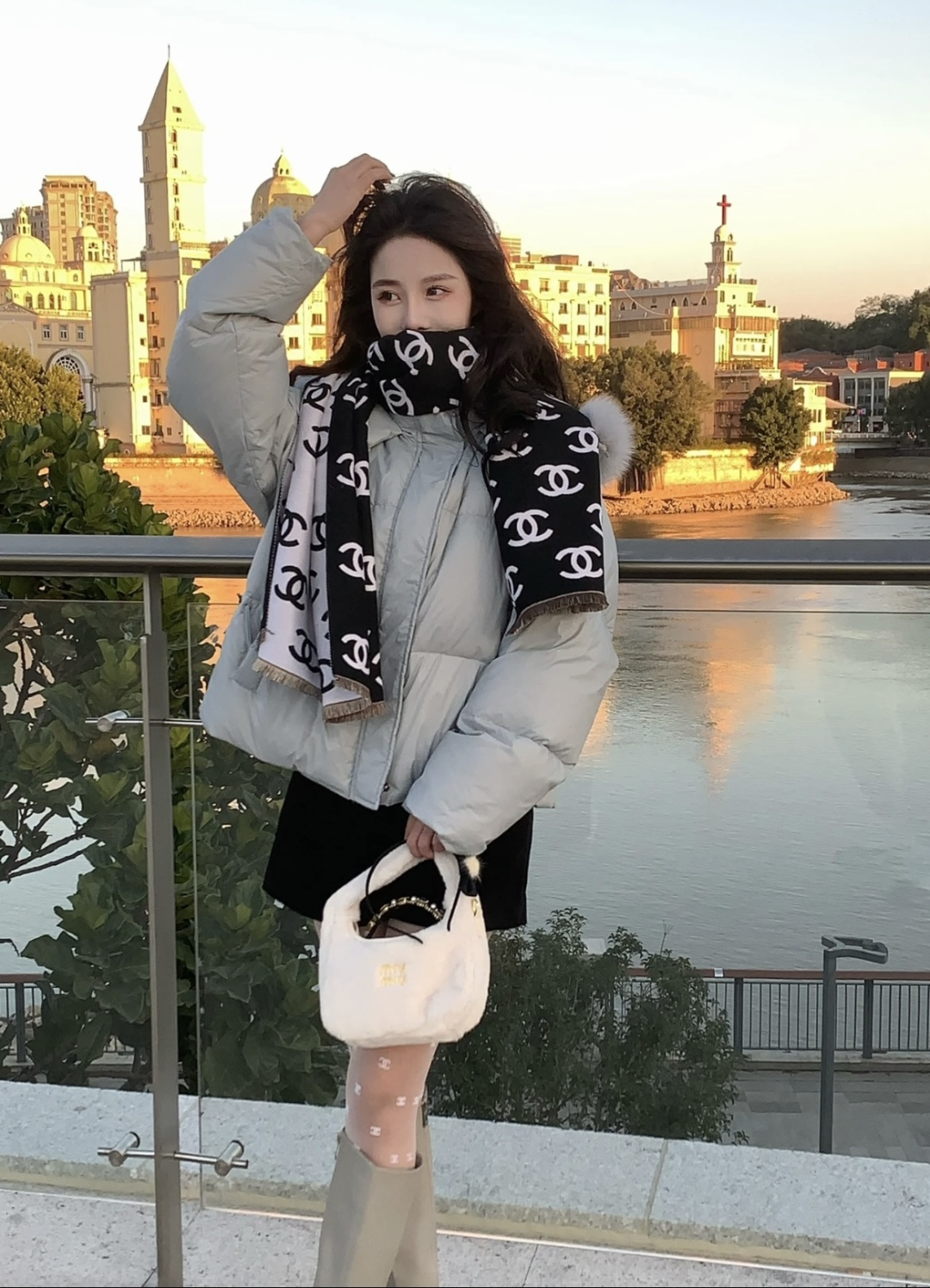 Chanel 香奈儿新款 黑色系色调真的无敌 了 不是俗气的漂白 就本色调 带点米的高级配色 让人爱不释手