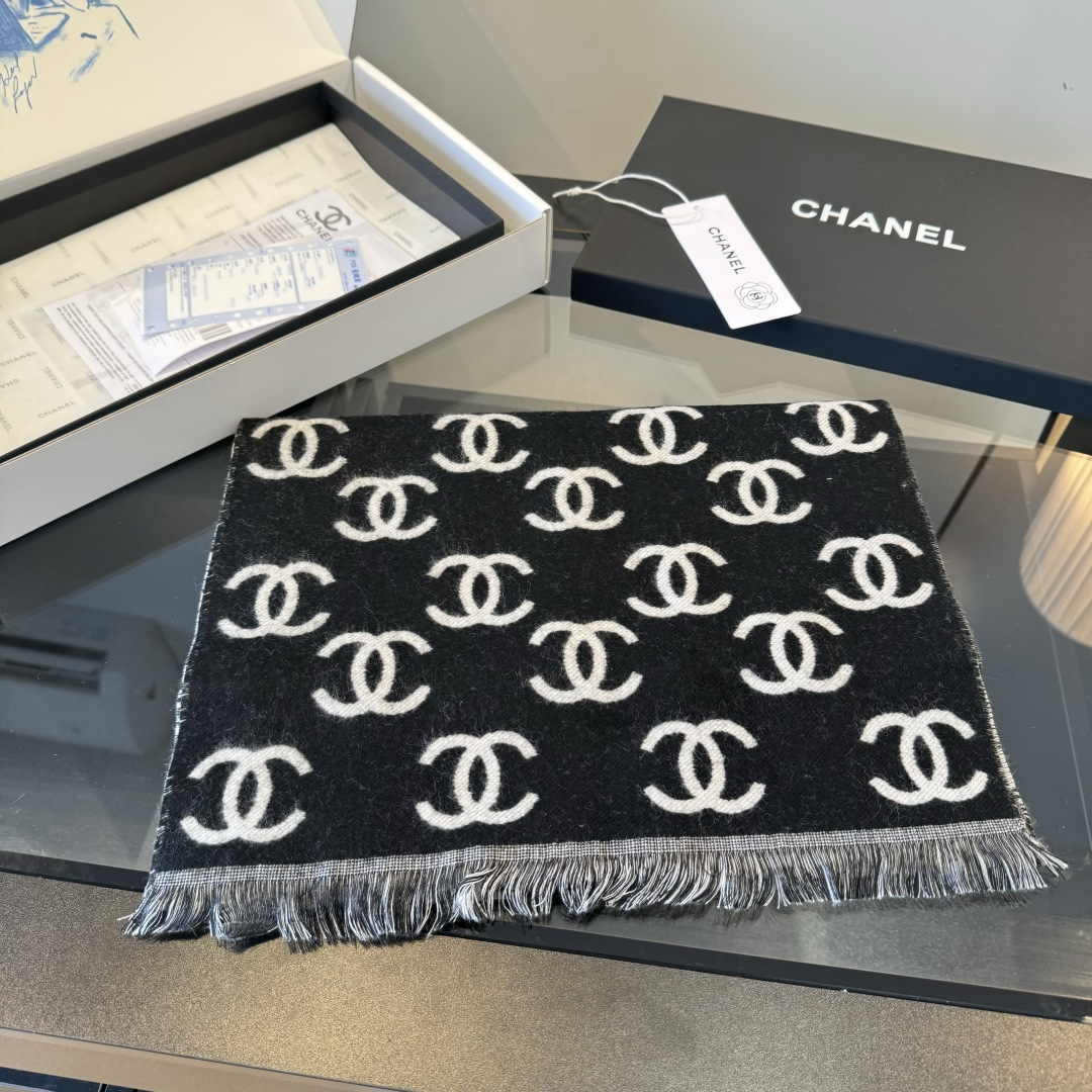 Chanel 香奈儿新款 黑色系色调真的无敌 了 不是俗气的漂白 就本色调 带点米的高级配色 让人爱不释手