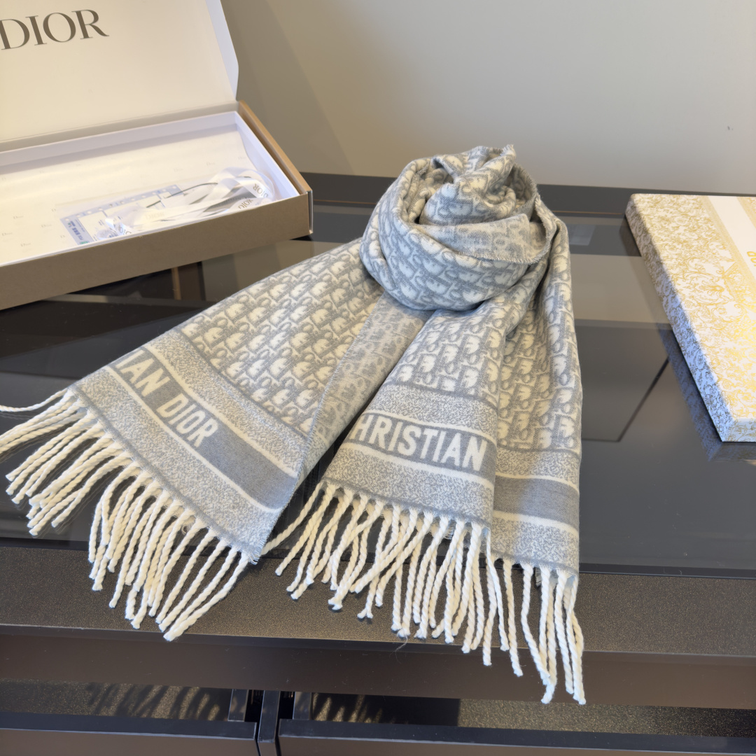 Dior 最新款 · 这款 Oblique 印花围巾重新诠释 标识 彰显现代精神 采用山羊绒精心制作