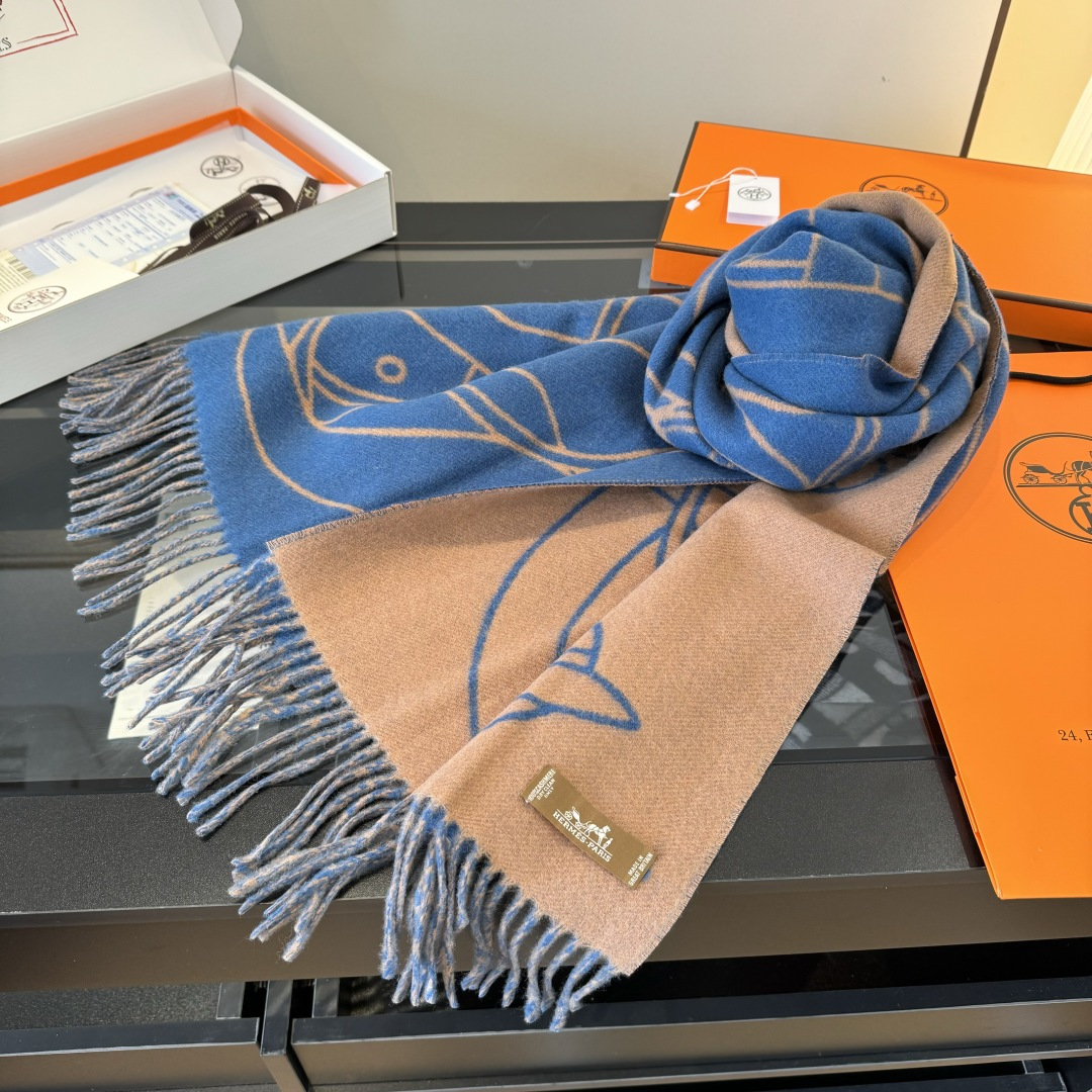 Hermès 爱马仕Casaque Entrelacs Equestres围巾 这款山羊绒围巾采用细腻的撞色提花编织