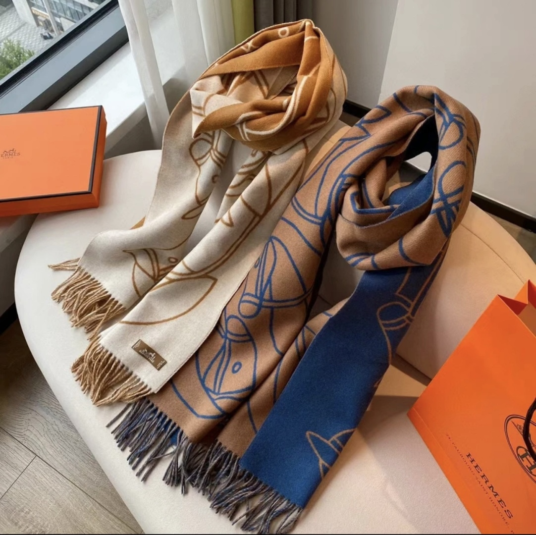 Hermès 爱马仕Casaque Entrelacs Equestres围巾 这款山羊绒围巾采用细腻的撞色提花编织