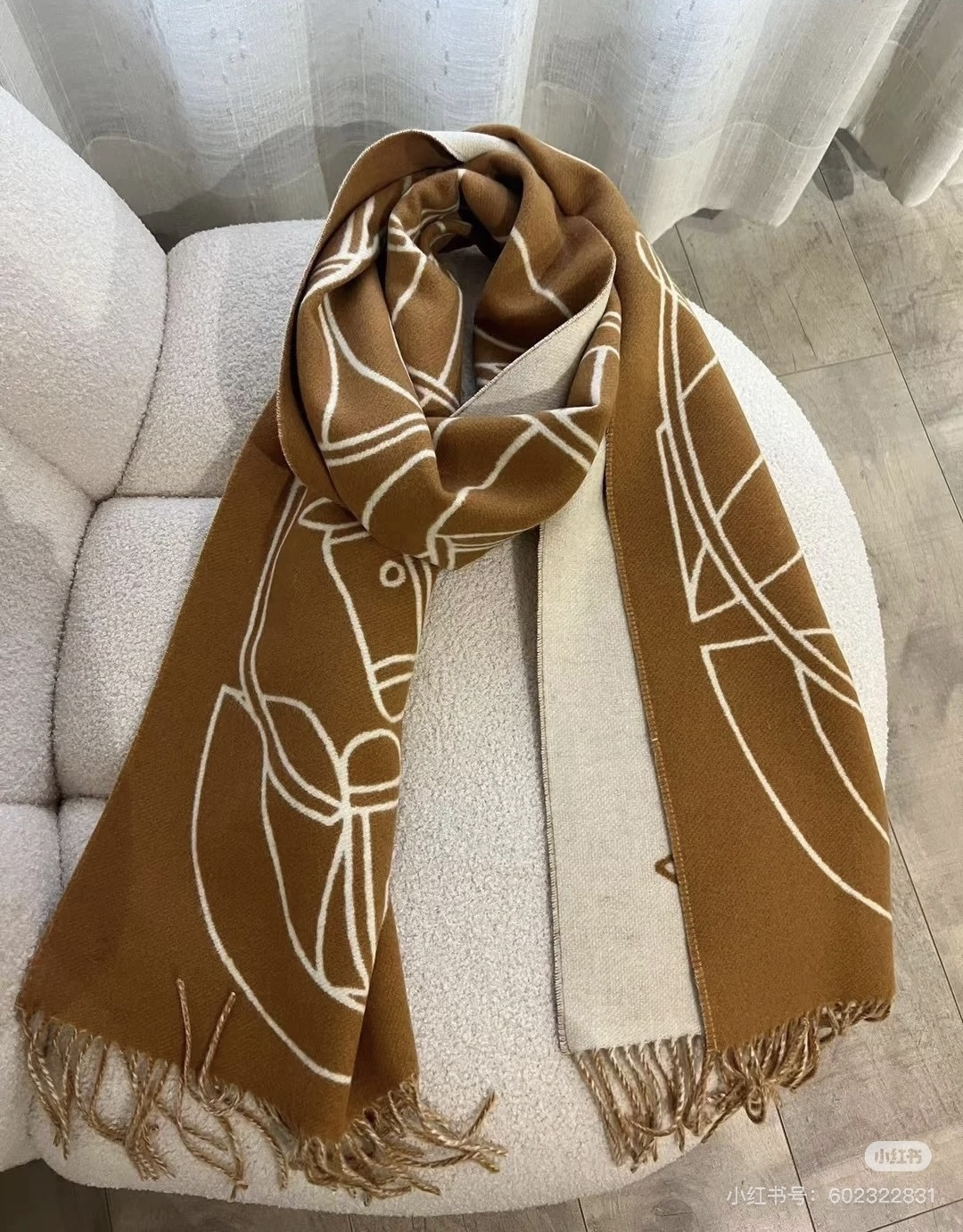 Hermès 爱马仕Casaque Entrelacs Equestres围巾 这款山羊绒围巾采用细腻的撞色提花编织