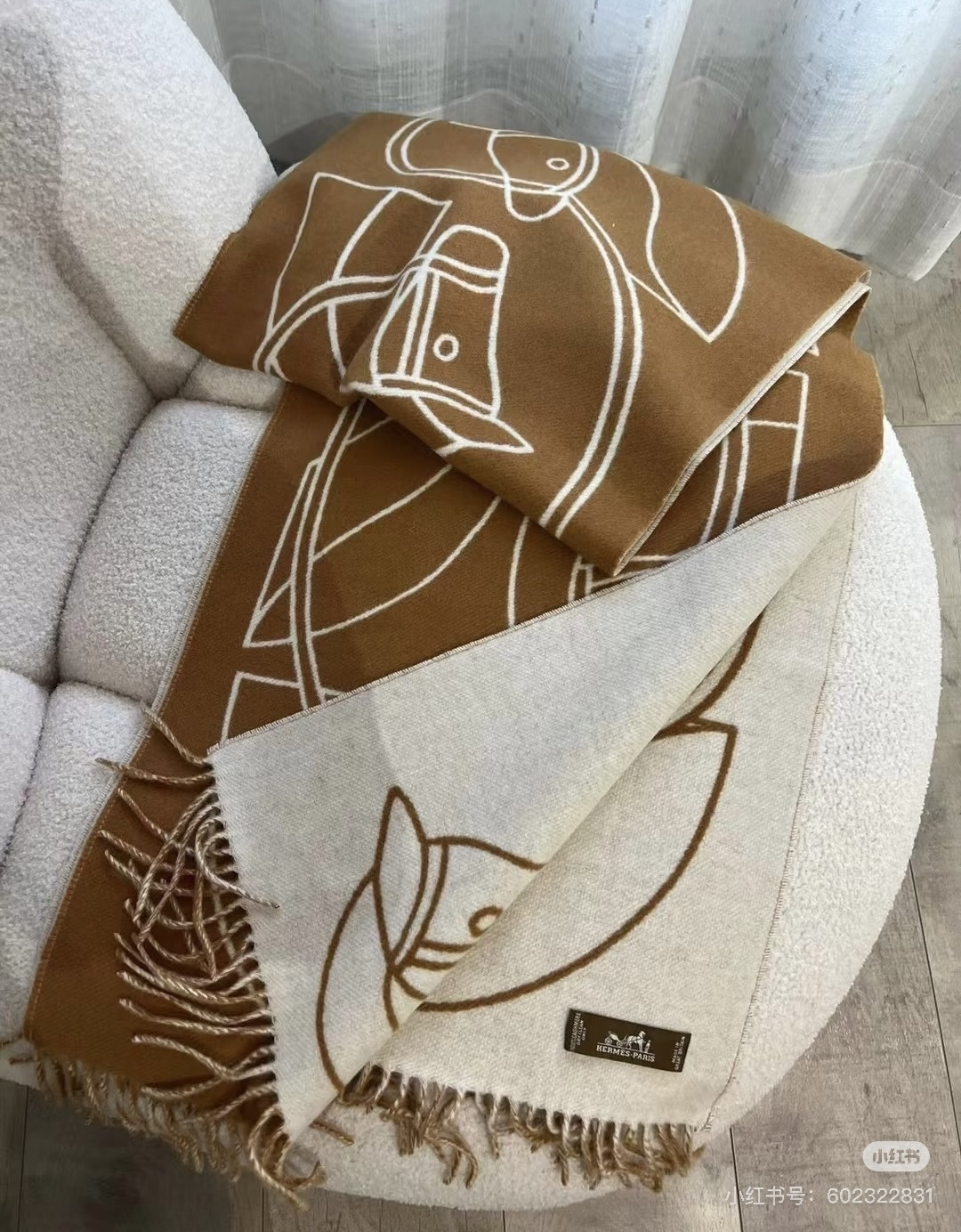 Hermès 爱马仕Casaque Entrelacs Equestres围巾 这款山羊绒围巾采用细腻的撞色提花编织