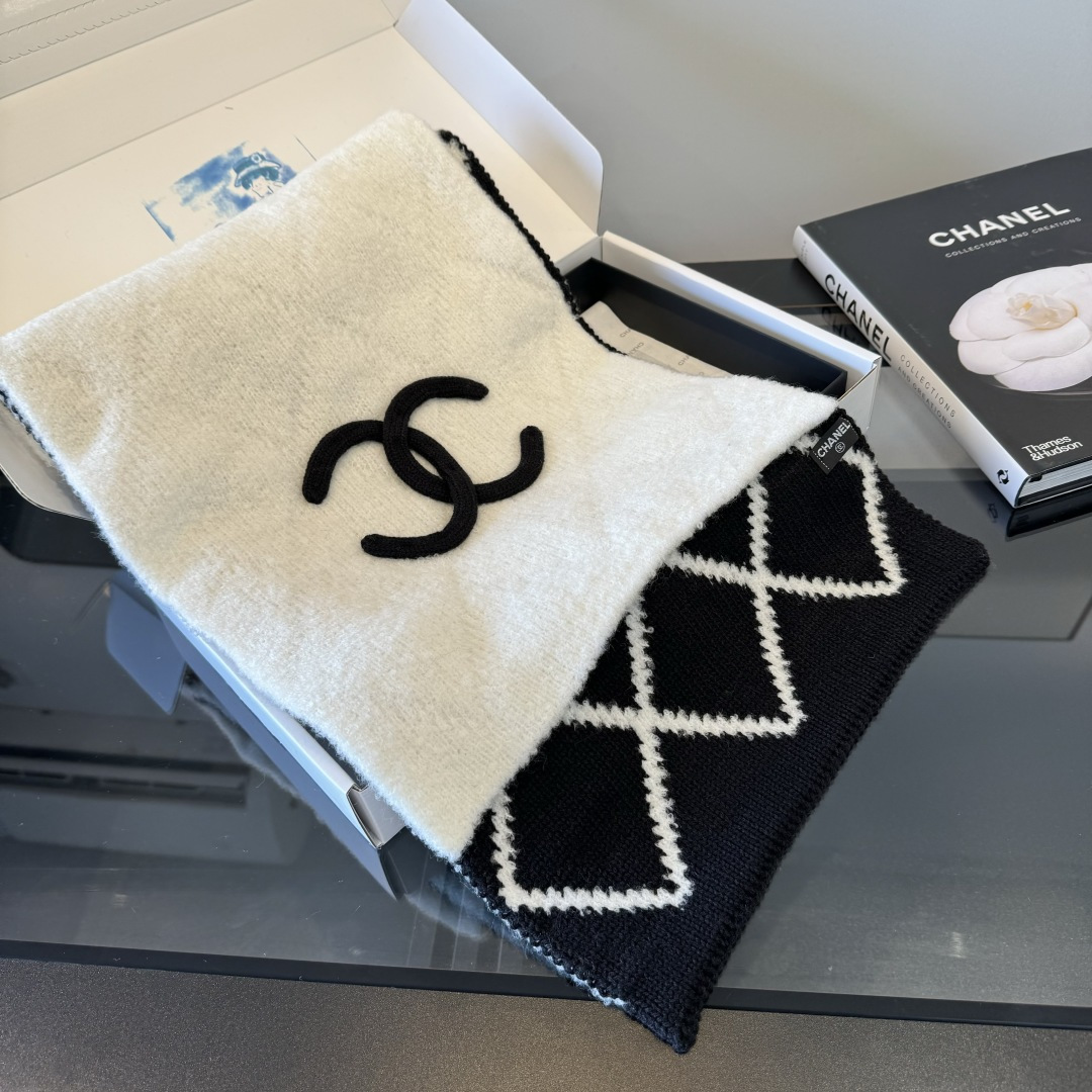 Chanel Chanel香奈儿 菱形设计双面配色 2024新款羊绒针织围巾