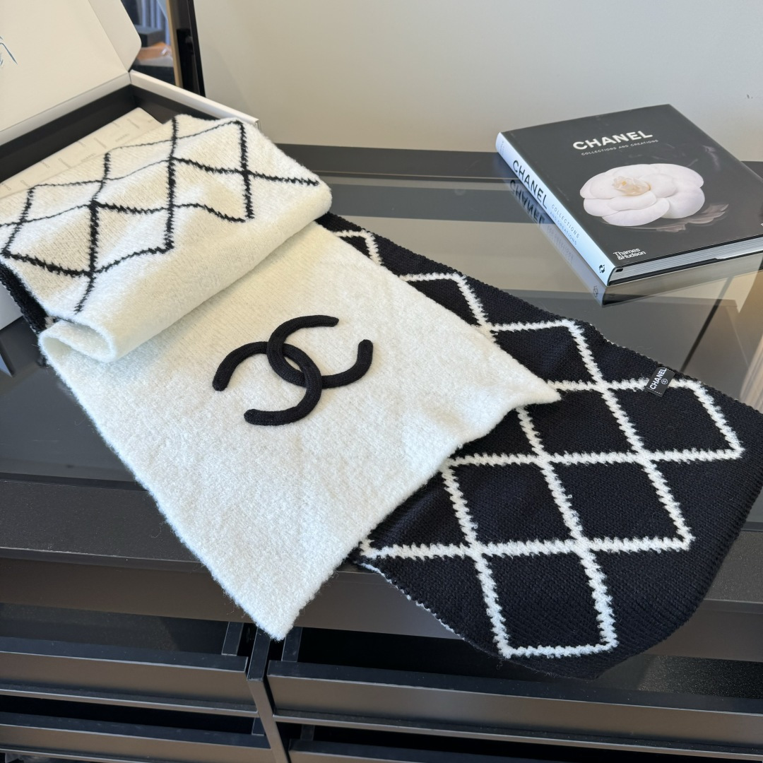 Chanel Chanel香奈儿 菱形设计双面配色 2024新款羊绒针织围巾
