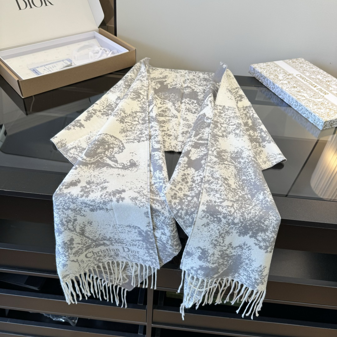 Dior Dior迪奥这款Sauvage 茹伊印花围巾全新演绎 图案 采用山羊绒和羊毛混纺面料精心制作