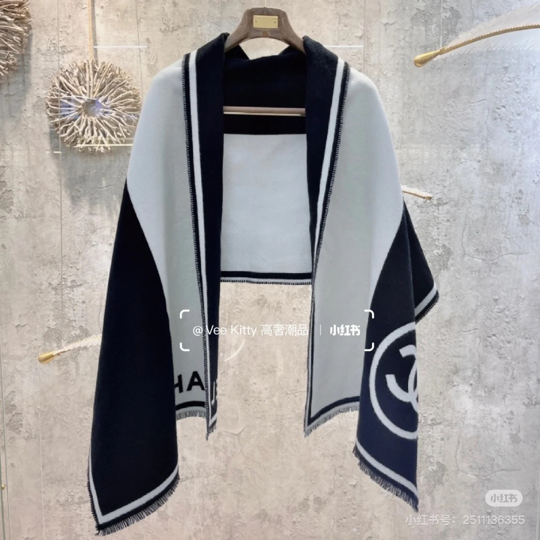Chanel 𝐂𝐡𝐚𝐧𝐞𝐥 𝟐𝟑𝐛黑白对称大披肩