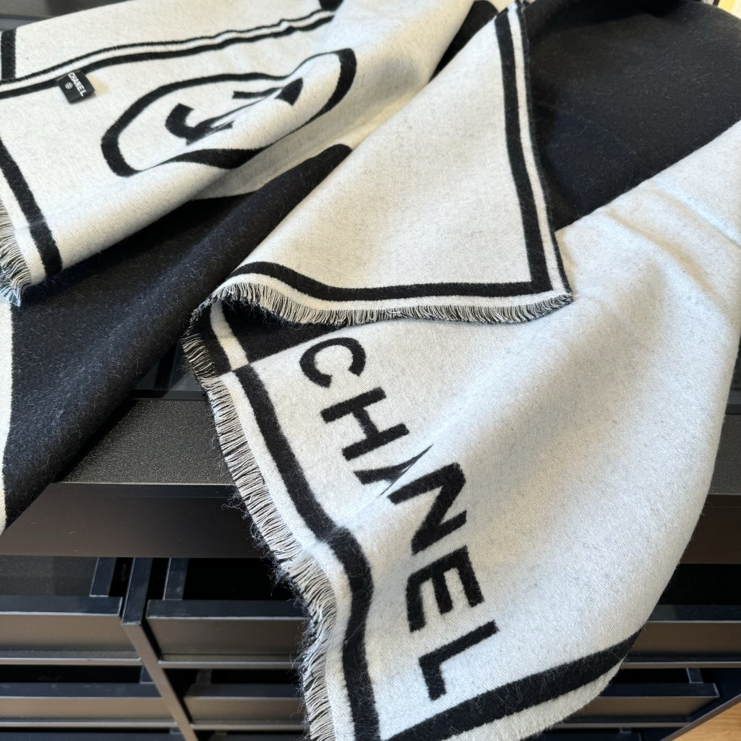 Chanel 𝐂𝐡𝐚𝐧𝐞𝐥 𝟐𝟑𝐛黑白对称大披肩