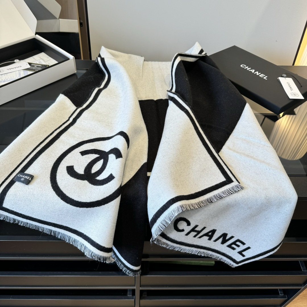 Chanel 𝐂𝐡𝐚𝐧𝐞𝐥 𝟐𝟑𝐛黑白对称大披肩