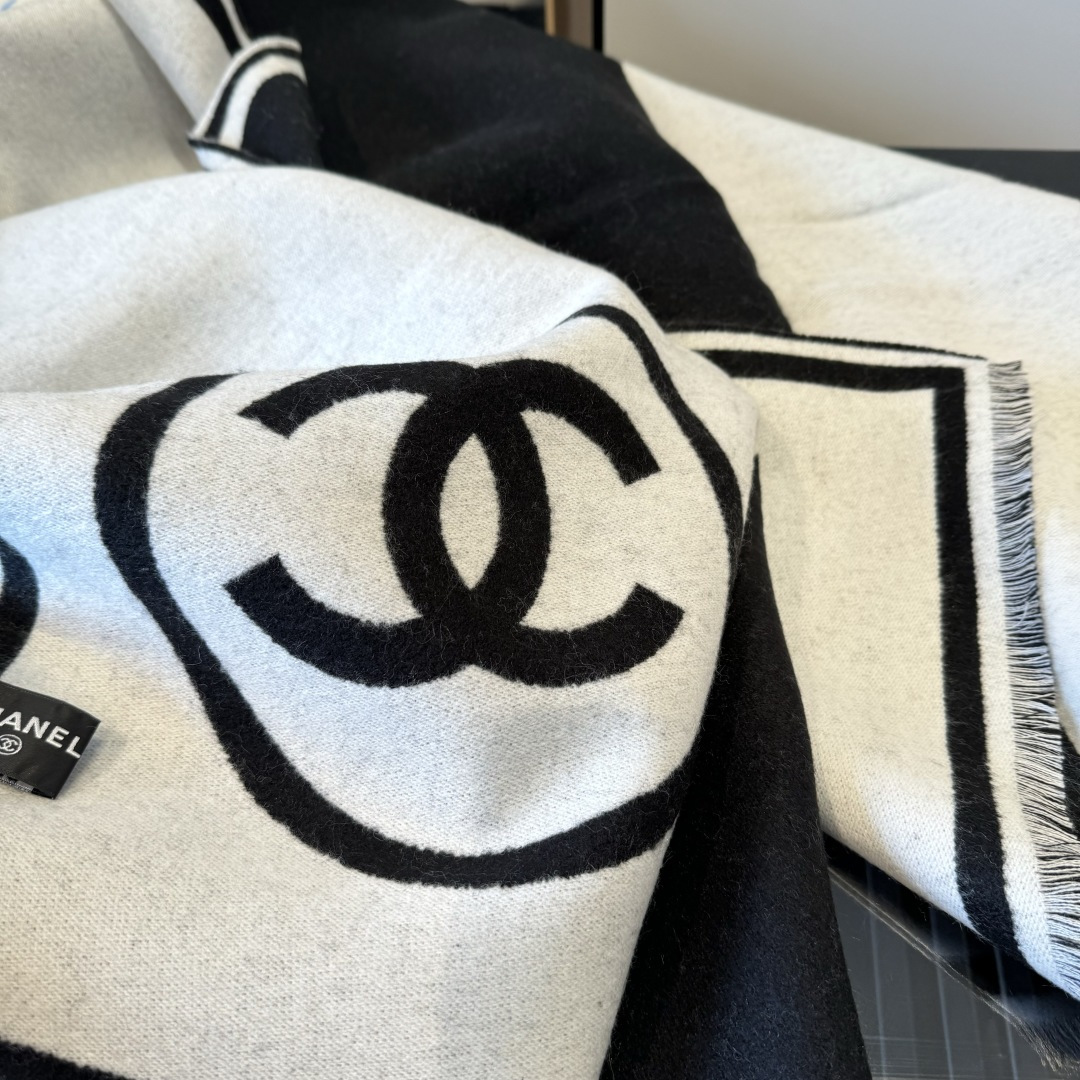 Chanel 𝐂𝐡𝐚𝐧𝐞𝐥 𝟐𝟑𝐛黑白对称大披肩