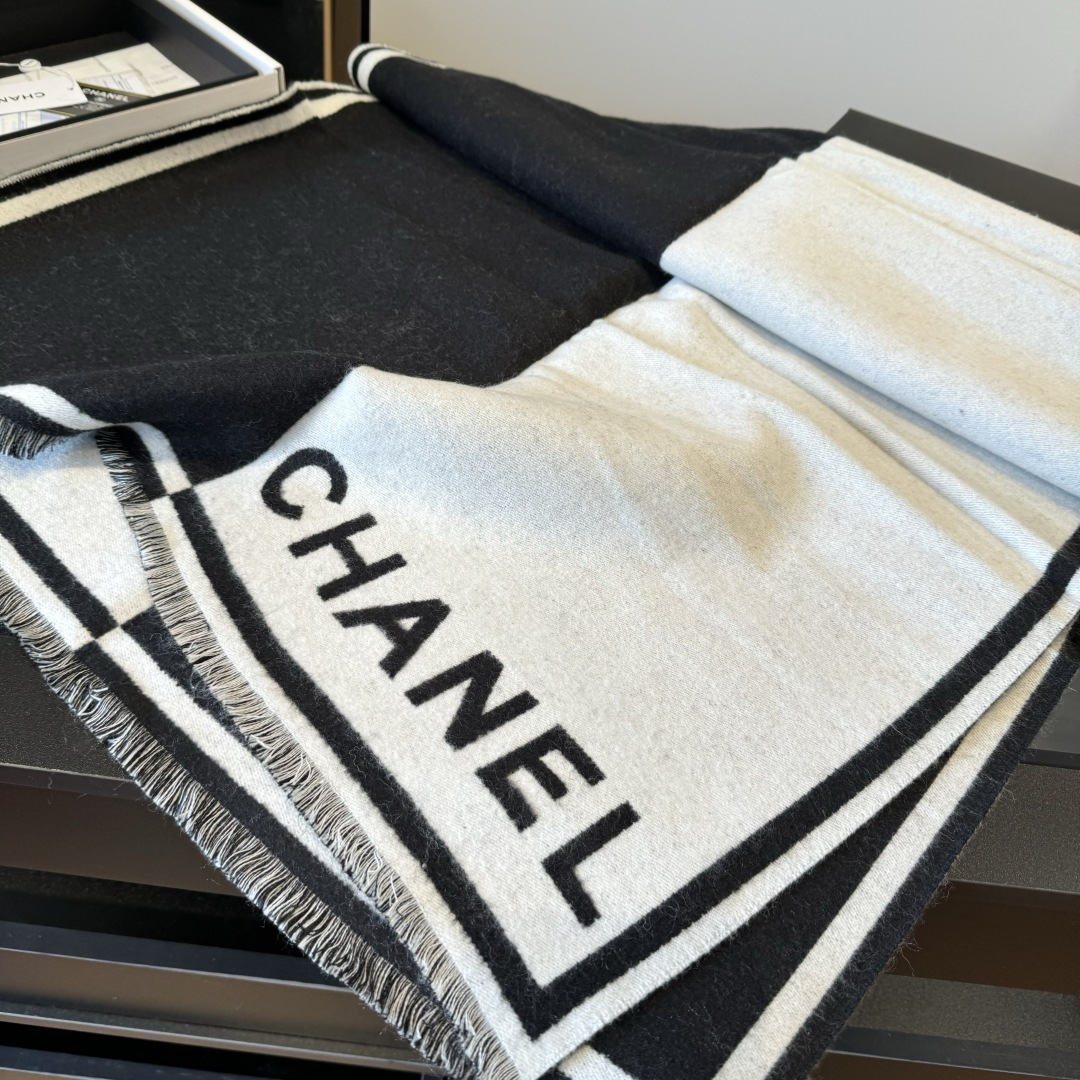 Chanel 𝐂𝐡𝐚𝐧𝐞𝐥 𝟐𝟑𝐛黑白对称大披肩