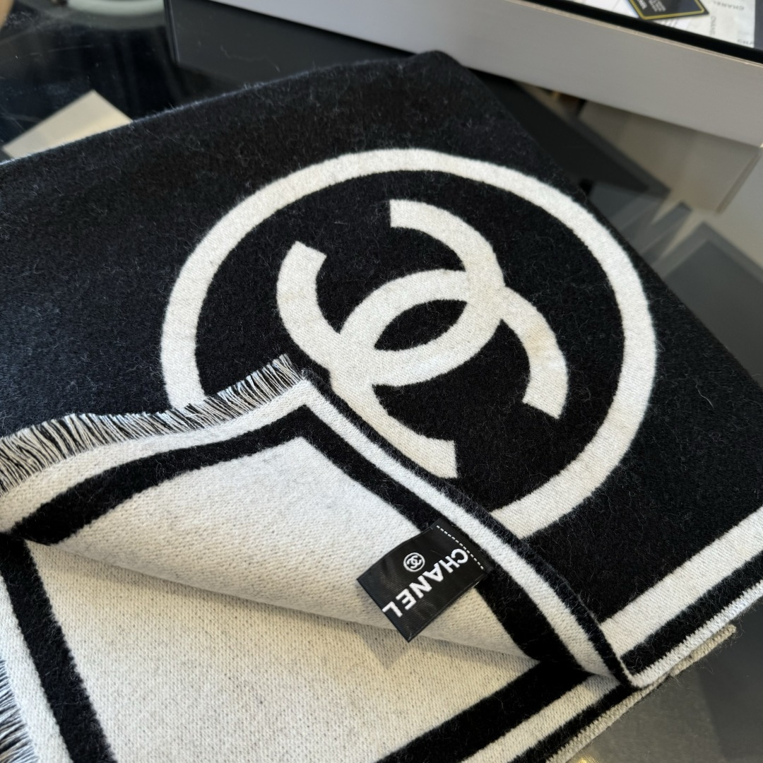 Chanel 𝐂𝐡𝐚𝐧𝐞𝐥 𝟐𝟑𝐛黑白对称大披肩