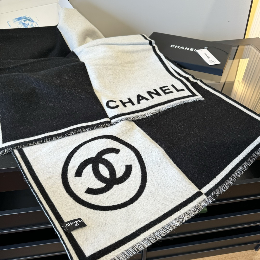 Chanel 𝐂𝐡𝐚𝐧𝐞𝐥 𝟐𝟑𝐛黑白对称大披肩