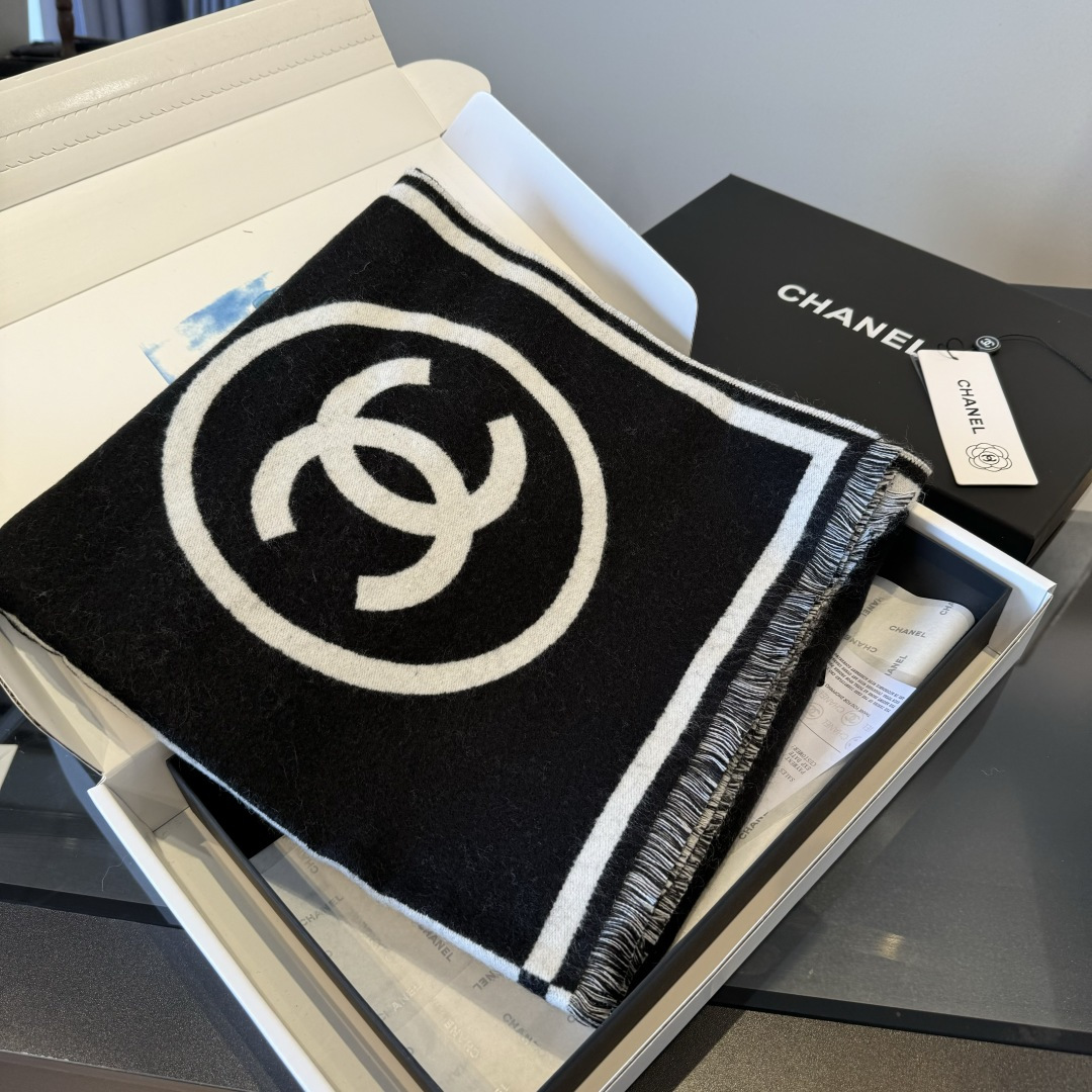 Chanel 𝐂𝐡𝐚𝐧𝐞𝐥 𝟐𝟑𝐛黑白对称大披肩