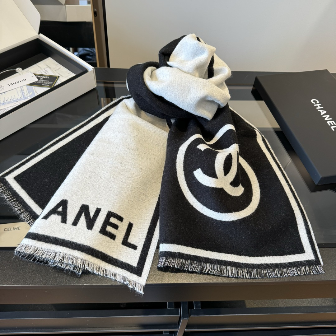 Chanel 𝐂𝐡𝐚𝐧𝐞𝐥 𝟐𝟑𝐛黑白对称大披肩