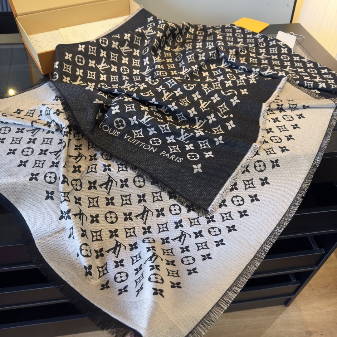 Louis Vuitton 对版质量 老花长巾~也是提升气质和品味的好单品 开售以来评价都非常好