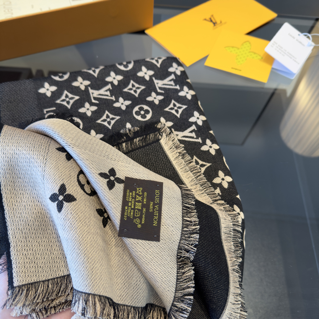 Louis Vuitton 对版质量 老花长巾~也是提升气质和品味的好单品 开售以来评价都非常好